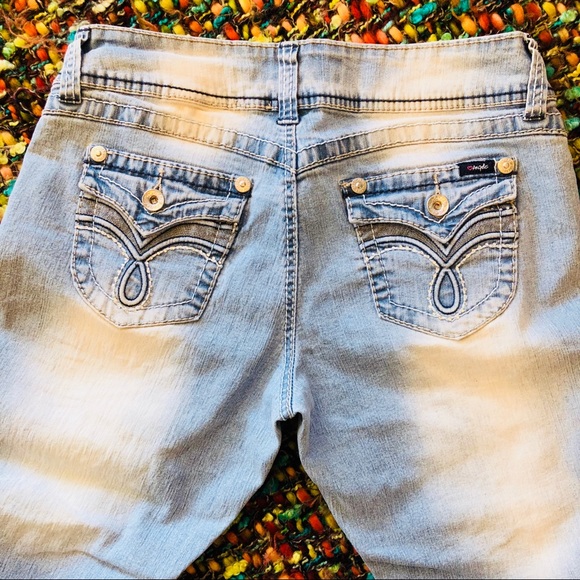 Light wash cuff capris - Picture 5 of 8